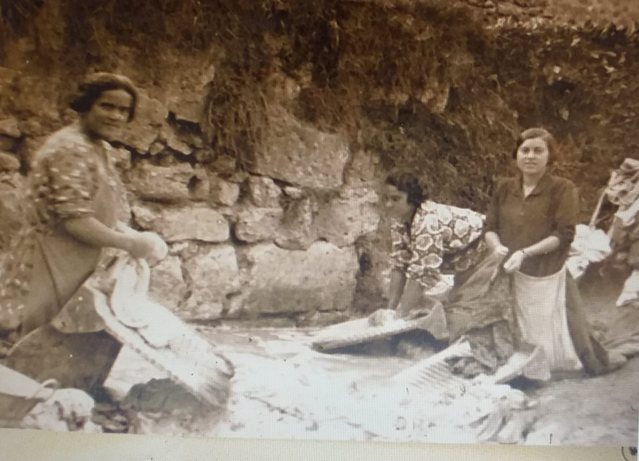 Hacia 1940 lavanderas en el "chorrillo" en el río Jalón