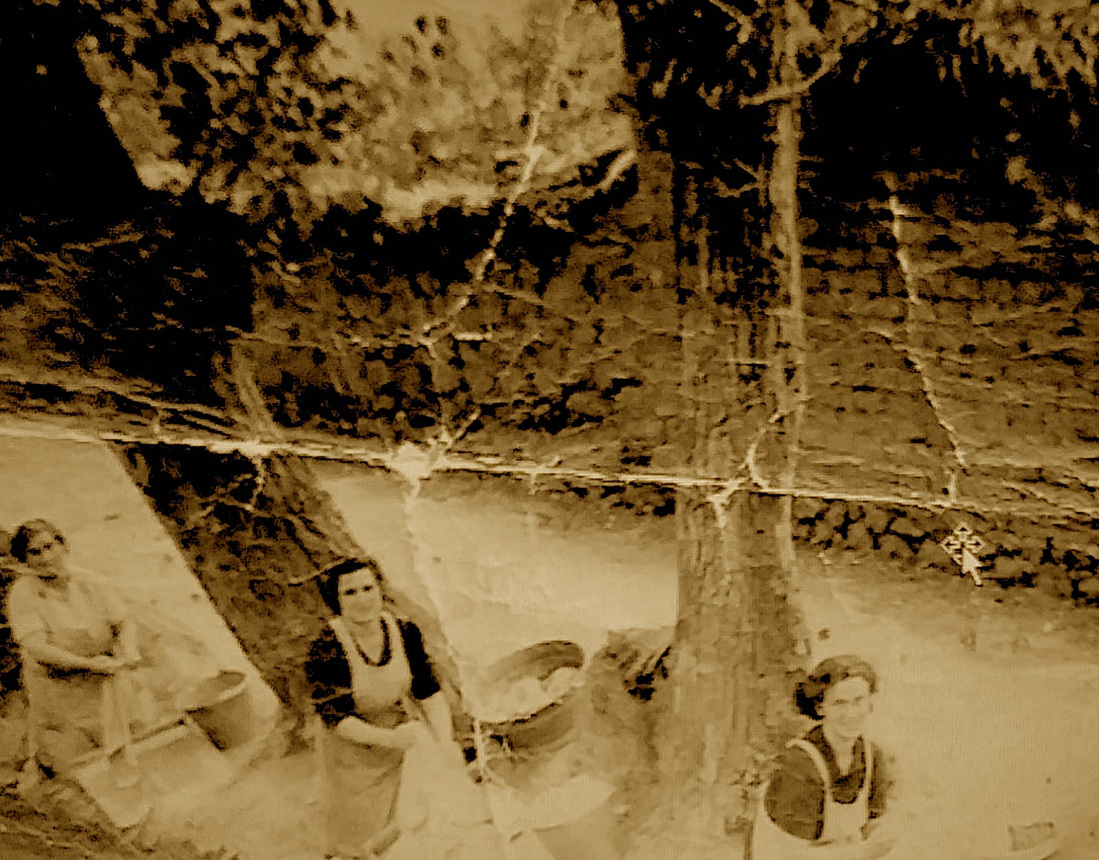 Hacia 1950 - lavanderas en la acequia en Santa María de Huerta