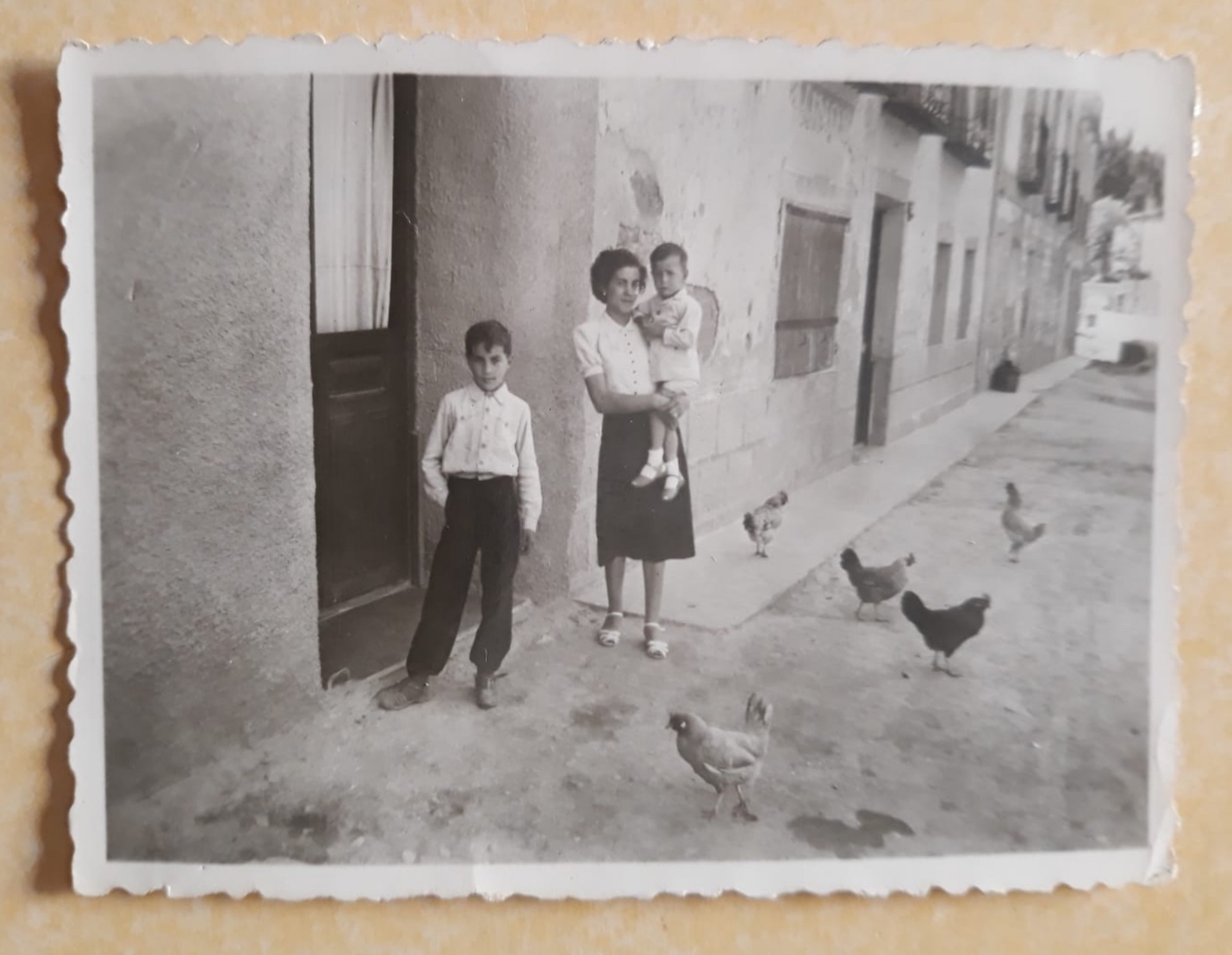 1952 Calle San Bernardo. Carlos y Pilar del Castillo con su hijo Jesús en brazos.
