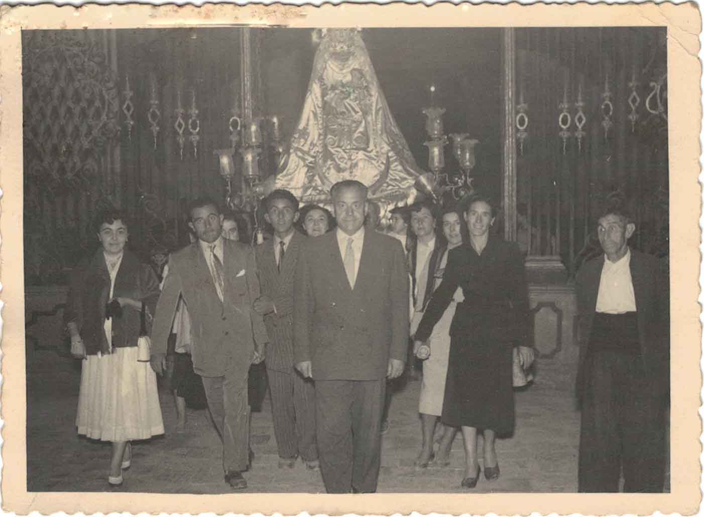 Hacia 1960 Salida de la procesión en la abadía