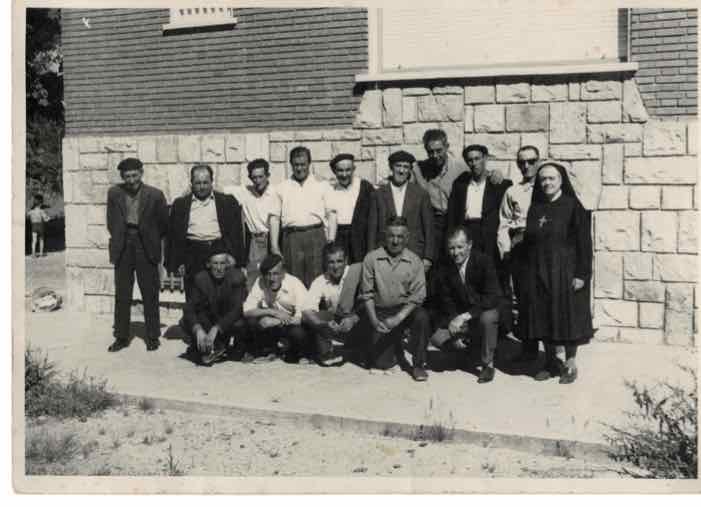 Hacia 1968 Pastores y madre Velasco, en el Colegio RSCJ