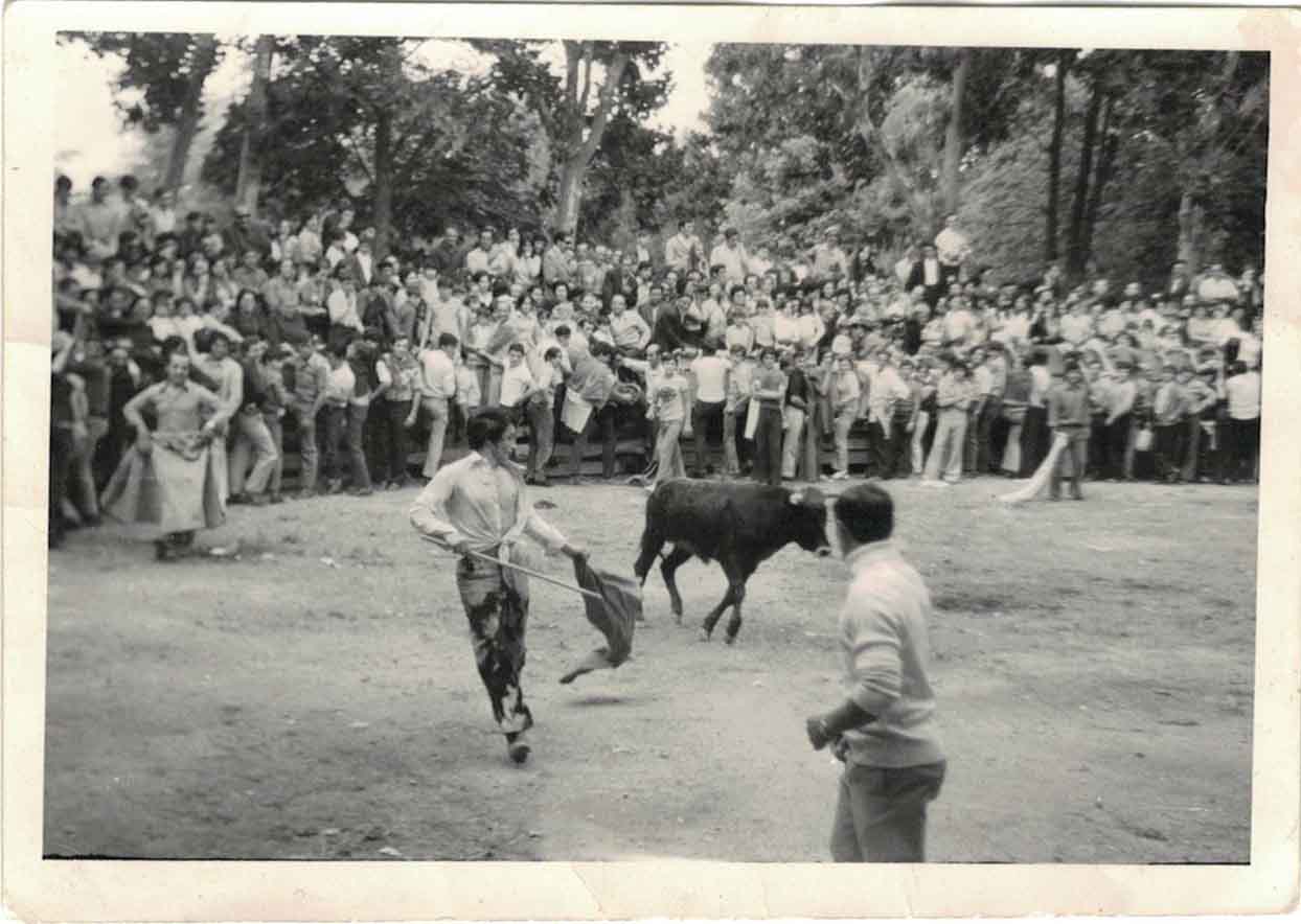 Hacia 1970. Corrida de toros en el jardín de las monjas. Santa María de Huerta