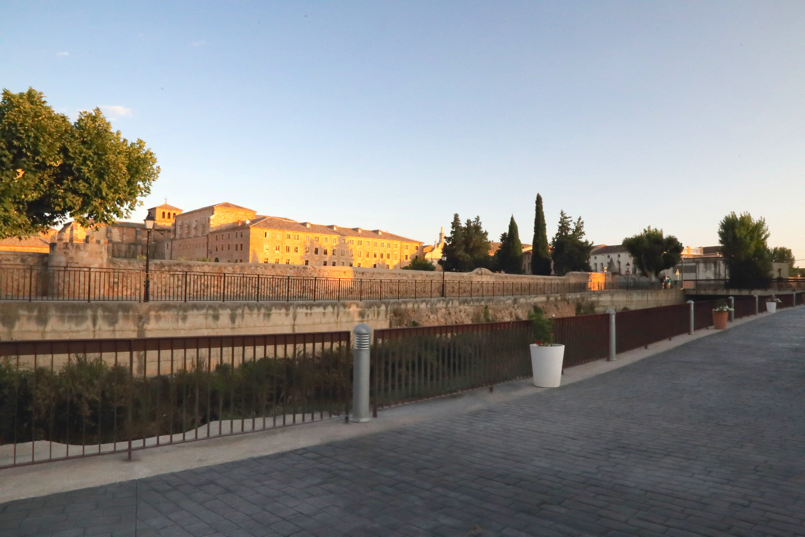 Paseo junto al río Jalón, reformado.