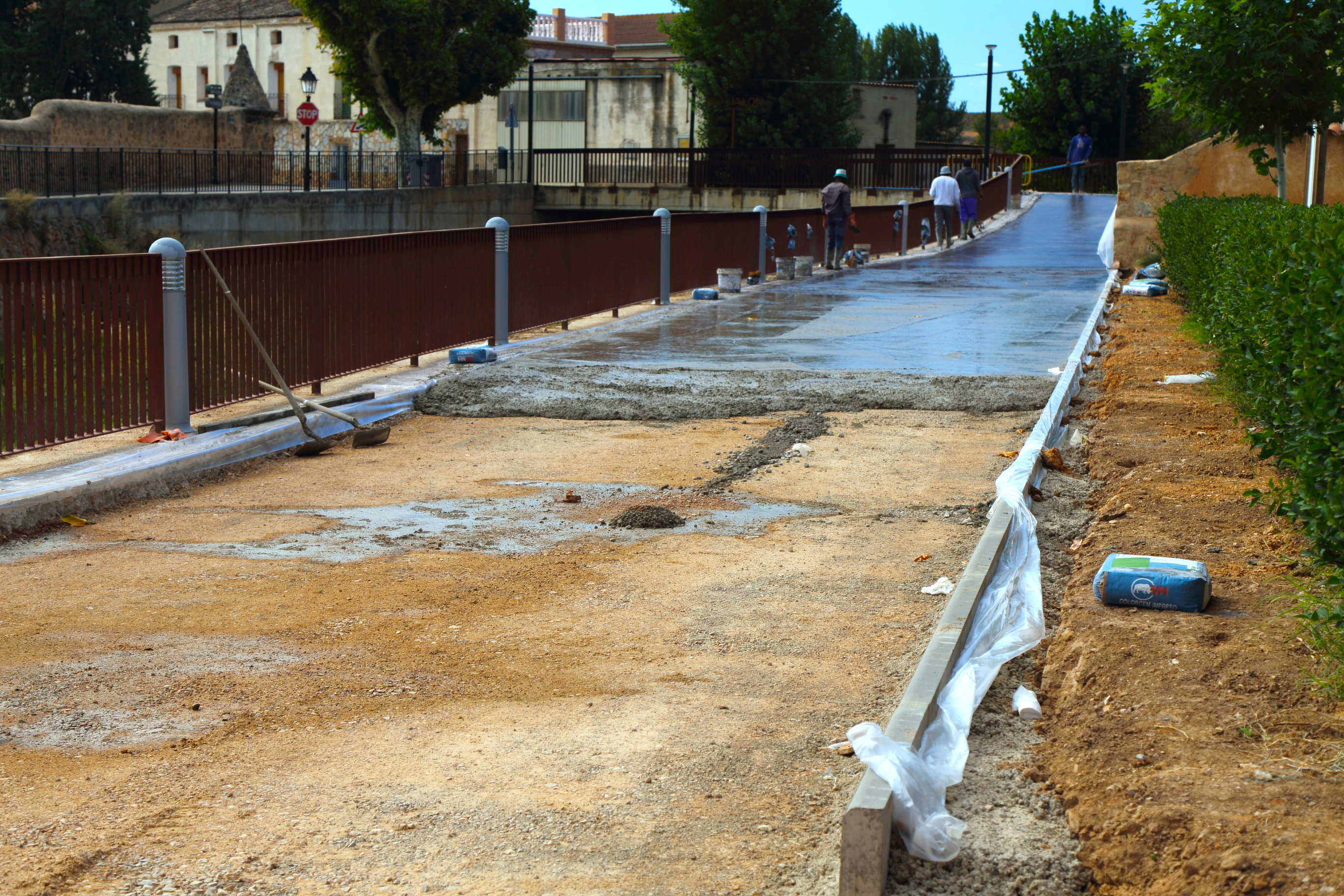 Paseo junto al río Jalón en obras.