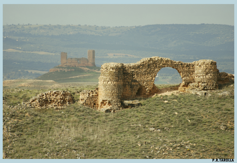 Castillo del Belimbre y de Montuenga al fondo