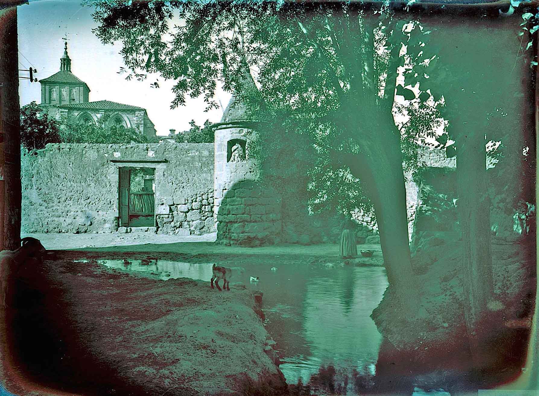 Detalle de la calle con la acequia en el Cubo de la Virgen