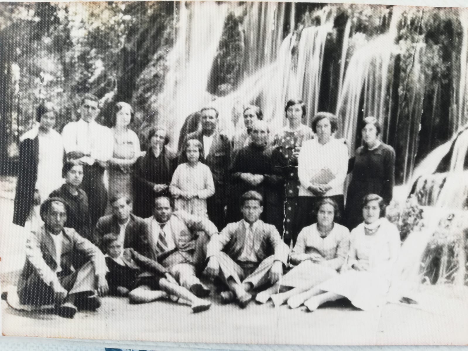 Hacia 1945 vecinos de Santa María de Huerta de excursión en el Monasterio de Piedra