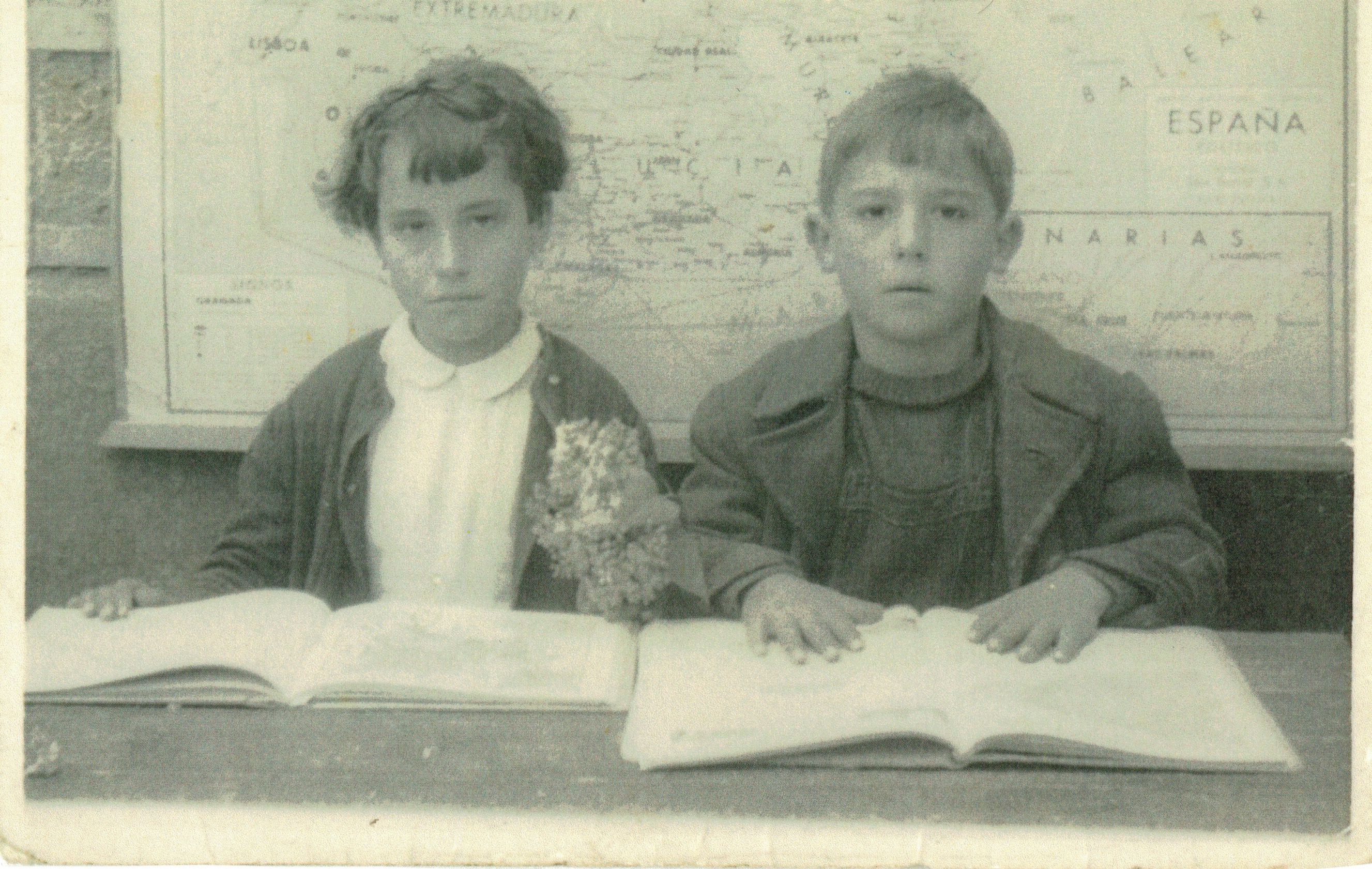 Hacia 1951 niños en la escuela del Sagrado Corazón en Santa María de Huerta