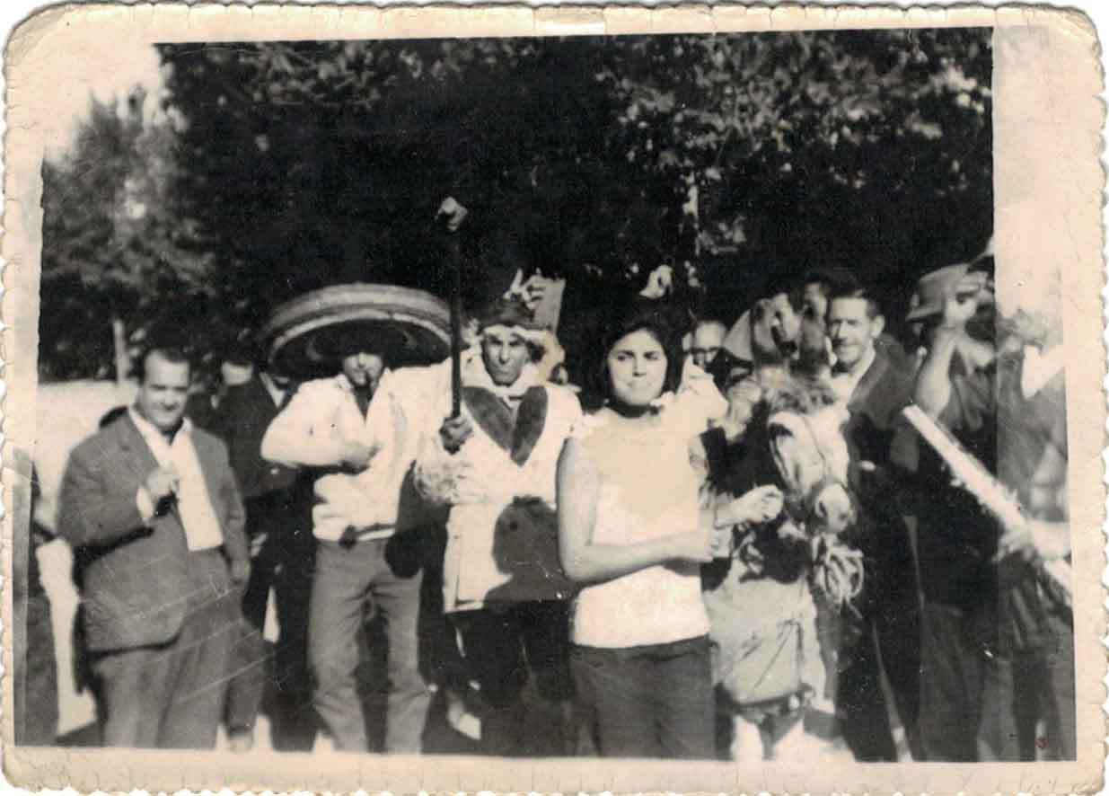 Hacia 1965. Camino de la plaza de toros