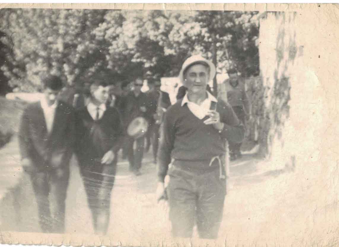 Hacia 1965. Acompañando a la charanga durante las Fiestas.