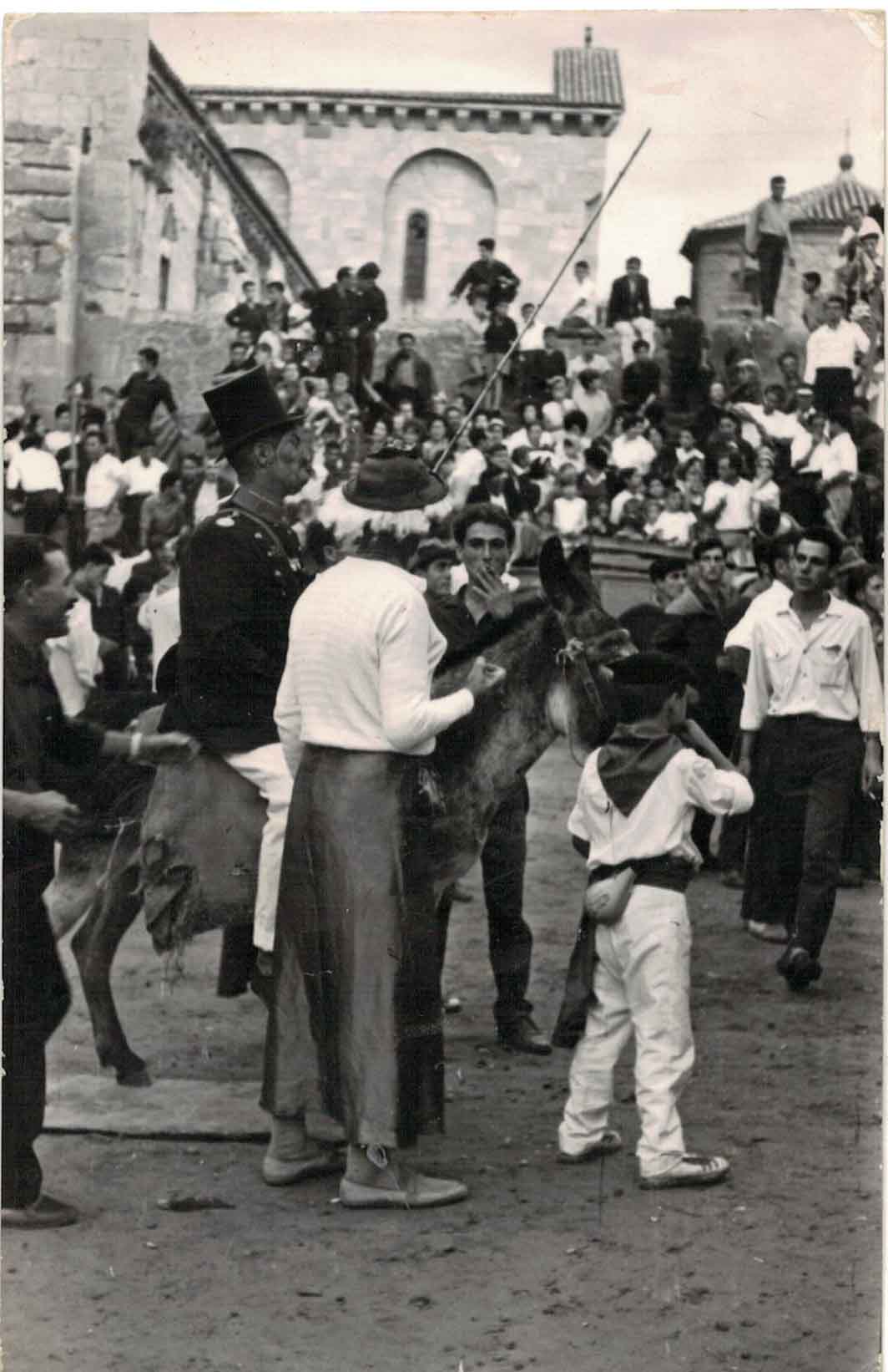 1965. Plaza de toros en la plaza del Monasterio