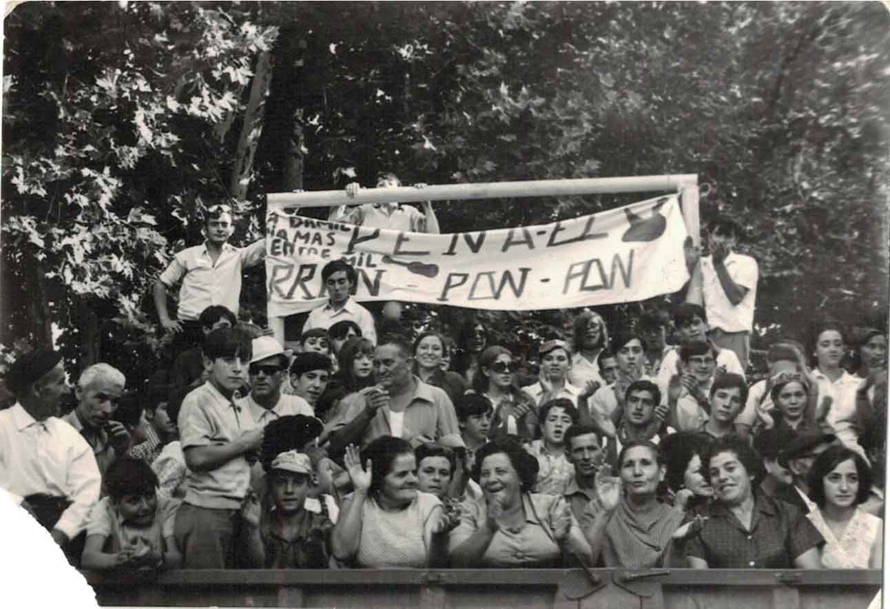 Hacia 1970. Corrida de toros en el jardín de las monjas.