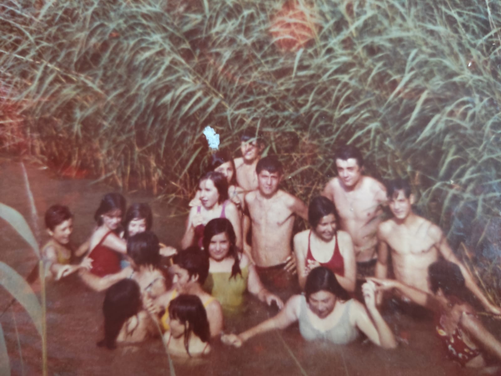 Hacia 1972. Niños en el río Jalon