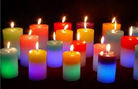 Velas de colores encendidas